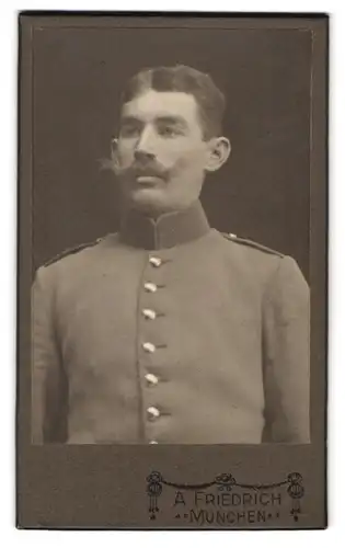 Fotografie A. Friedrich, München, Göthe Str. 6, Portrait Soldat in Uniform mit fransigem Schnauzer