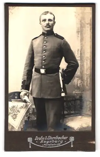 Fotografie Drabe & Sternbacher, Augsburg, Morellstr. 27, Portrait Soldat in Uniform Rgt. 2 mit Bajonett und Portepee