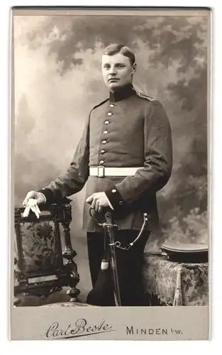 Fotografie Carl Beste, Minden i. W., Bäcker Str. 13, Portrait junger Soldat in Uniform Rgt. 51 mit Säbel und Krätzchen