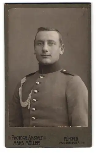 Fotografie Hans Möller, München, Augustenstr. 75, Portrait Soldat in Uniform mit Schützenschnur