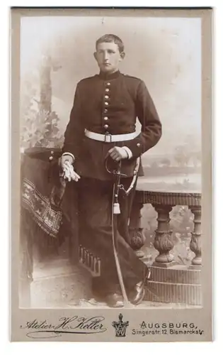 Fotografie Atelier H. Keller, Augsburg, Singerstr. 12, junger Soldat in Uniform mit Säbel und Portepee, Krätzchen