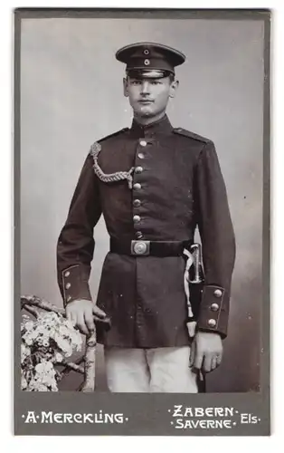 Fotografie A. Merckling, Zabern, Portrait Knaben Soldat in Uniform Rgt. 99 mit Schützenschnur und Bajonett samt Portepee