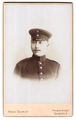 Fotografie Adolf Schmidt, Halberstadt, Spiegelstr. 9, Portrait Soldat Kurt Schaaf in Uniform Rgt. 27 mit Mütze