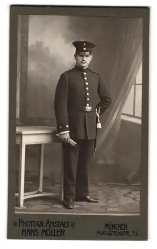 Fotografie Hans Möller, München, Augustenstr. 75, Portrait Soldat in Uniform mit Bajonett und Portepee