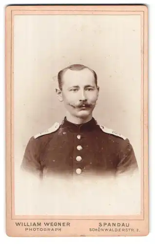Fotografie William Wegner, Spandau, Schönwalderstr. 2, Portrait Soldat in Uniform Rgt. 82 mit Kaiser Wilhem Bart