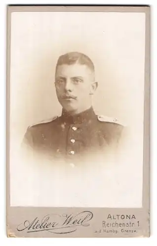 Fotografie Atelier Weil, Altona, Reichenstr. 1, Portrait junger Soldat in Uniform Rgt. 31