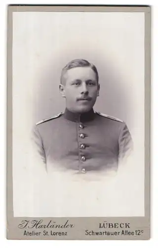 Fotografie J. Harländer, Lübeck, Schwartauer-Allee 12c, Portrait Soldat in Uniform mit Schnauzer