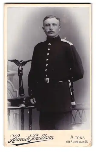 Fotografie HeinrichSchellborn, Altona, Gr. Rooenstr. 73, Portrait Soldat in Uniform Rgt. 31 mit Bajonett und Portepee