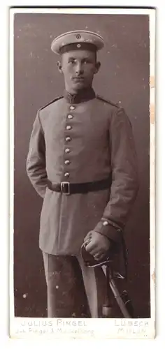 Fotografie Julius Pingel, Lübeck, Portrait Ufz. in Uniform mit weissem Krätzchen und Säbel samt Portepee