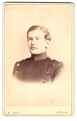 Fotografie H. Joop, Berlin, Potsdamer Platz, Portrait Soldat in Chevauleger Uniform