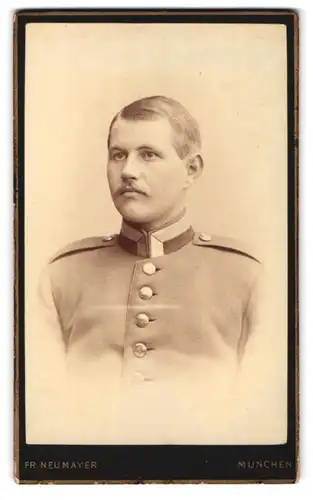 Fotografie Fr. Neumayer, München, Neuhauserstr. 29, Portrait Ufz. in Uniform Rgt. 1