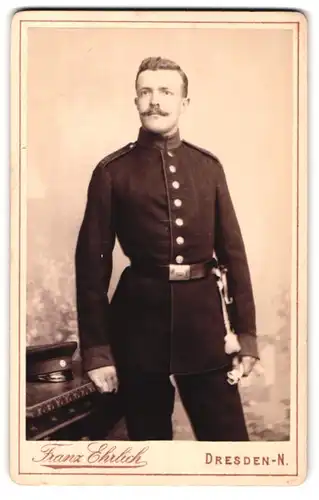 Fotografie Fran Ehrlich, Dresden, Königsbrücker Str. 50, Portrait Soldat in Uniform Rgt. 12 mit Bajonett und Portepee