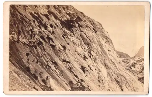 Fotografie unbekannter Fotograf und Ort, Bergsteiger an der Steilwand