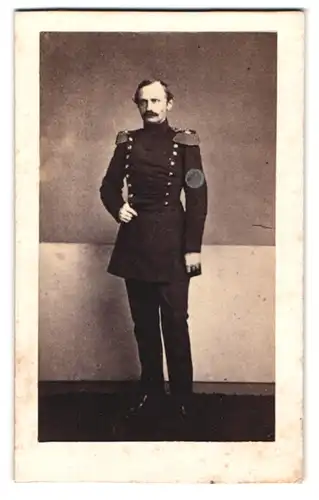 Fotografie unbekannter Fotograf und Ort, Portrait Georg Prinz von Sachsen in Uniform