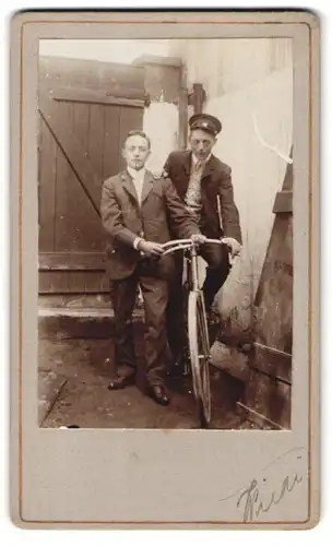 Fotografie unbekannter Fotograf und Ort, Portrait Radfahrer in einem Hinterhof