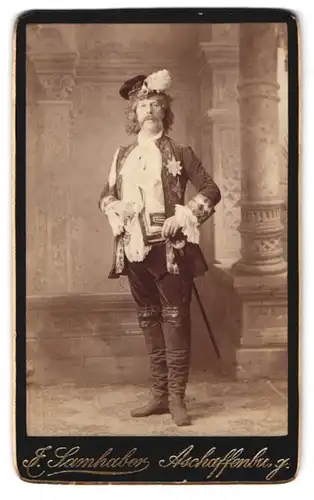 Fotografie F. Samhaber, Aschaffenburg, Portrait Schauspieler im Kostüm eines Adligen