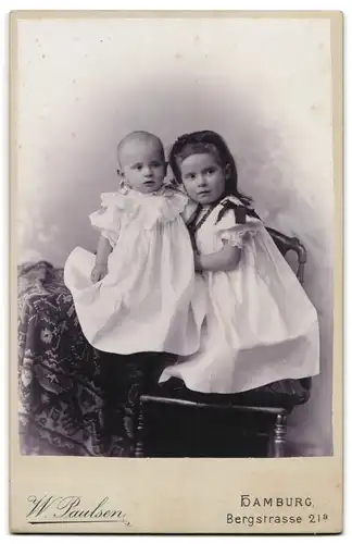 Fotografie W. Paulsen, Hamburg, Bergstr. 21a, rücks. junge Frau mit Balgenkamera, Jugendstil, vorders. Portrait Kinder