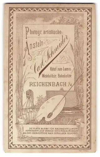 Fotografie Carl Schneider, Reichenbach i/V., rück. Plattenkamera & Malerpalette, vord.Portrait junge Frau m. Sträusschen