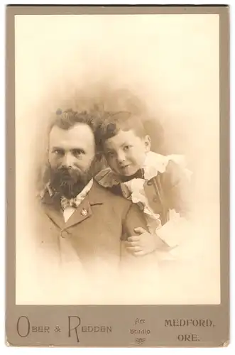 Fotografie Ober & Redden, Medford, Ore., Portrait bürgerlicher Herr und Junge in zeitgenössischer Kleidung