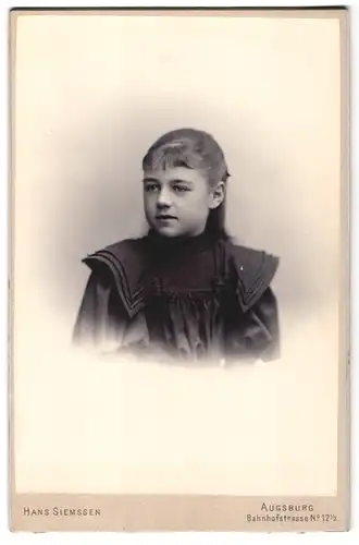 Fotografie Hans Siemssen, Augsburg, Bahnhofstrasse 12 1 / 2, Portrait kleines Mädchen im modischen Kleid