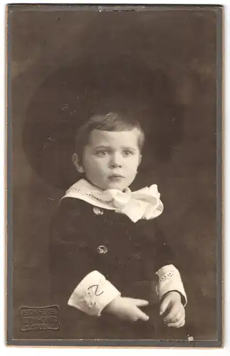 Fotografie Ludwig Bab, Berlin-Charlottenburg, Portrait kleiner Junge in hübscher Kleidung mit Hut