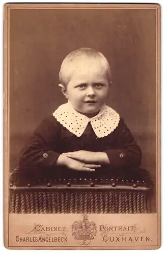 Fotografie Charles Angelbeck, Cuxhaven, Mühlenweg 20, Portrait kleines Kind in hübscher Kleidung
