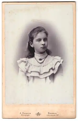 Fotografie A. Bender, Bremen, Lützowerstrasse 33 a, Portrait junges Mädchen im modischen Kleid mit Halskette