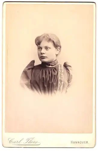 Fotografie Carl Thies, Hannover, Höltystrasse13, Portrait junge Dame im hübschen Kleid