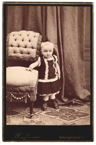 Fotografie J. Kaufmann, Wien-Alsergrund, Währingerstrasse 15, Portrait kleines Mädchen im hübschen Kleid