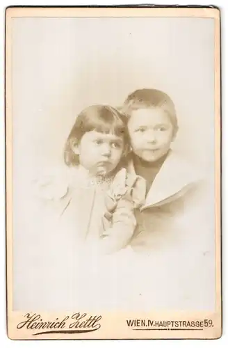 Fotografie Heinrich Zettl, Wien, Hauptstrasse 59 & Mayerhofgasse 16, Portrait Kinderpaar in modischer Kleidung