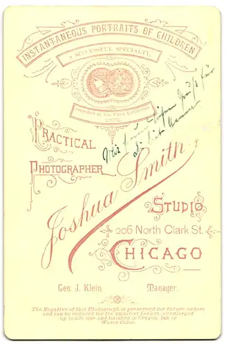 Fotografie Joshua Smith, Chicago, 206 North Clark St., Portrait niedliches Kleinkind im langen weissen Kleid