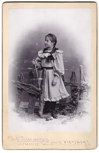 Fotografie Josef Weiss, Leitmeritz, Jesuitengasse 14, Portrait kleines Mädchen im karierten Kleid mit Krocketschläger