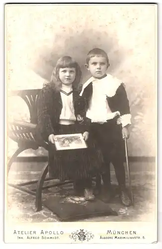 Fotografie Alfred Schmidt, München, Äussere Maximilianstrasse 6, Portrait Kinderpaar in hübscher Kleidung mit Bild