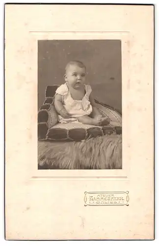 Fotografie Atelier Hammesfahr, Ohligs, Portrait niedliches Kleinkind im weissen Hemd auf Sessel sitzend