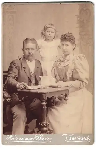 Fotografie Hermann Bauer, Tübingen, Portrait bürgerliches Paar mit kleiner Tochter am Tisch