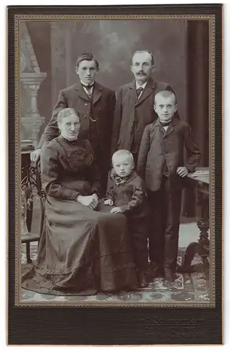 Fotografie H. Schmorrde, Herrnhut-Bernstadt, Portrait bürgerliches Paar mit drei Söhnen