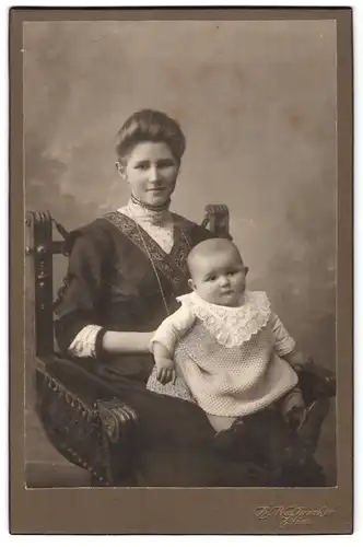 Fotografie H. Walbrecker, Zittau, Portrait bürgerliche Dame mit Baby auf dem Schoss