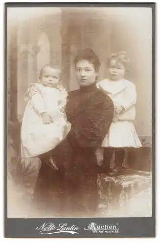 Fotografie Nolte Lantin, Aachen, Wilhelmstrasse 66, Portrait bürgerliche Dame mit Baby auf dem Arm und Kleinkind