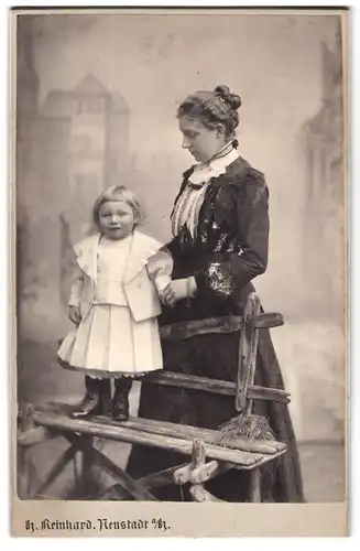 Fotografie H. Reinhard, Neustadt a / H., Bergstrasse 2, Portrait hübsch gekleidete Dame mit Kleinkind an der Hand