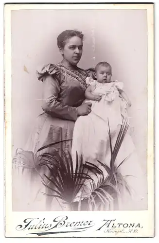 Fotografie Julius Bremer, Hamburg-Altona, Königstrasse 89, Portrait bürgerliche Dame mit Baby auf dem Arm