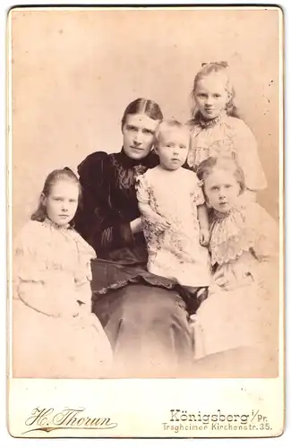 Fotografie H. Thorun, Königsberg i / Pr., Tragheimer Kirchenstrasse 35, Portrait bürgerliche Dame mit vier Töchtern