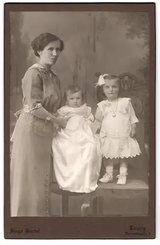 Fotografie Hugo Bartel, Leipzig, Rosentalgasse 9, Portrait junge Dame mit kleinem Mädchen und Kleinkind