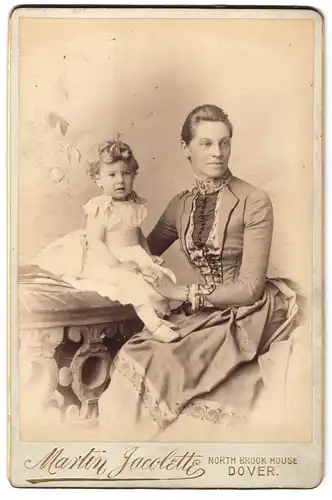 Fotografie Martin Jacolette, Dover, Biggin St., Portrait bürgerliche Dame mit kleinem Mädchen