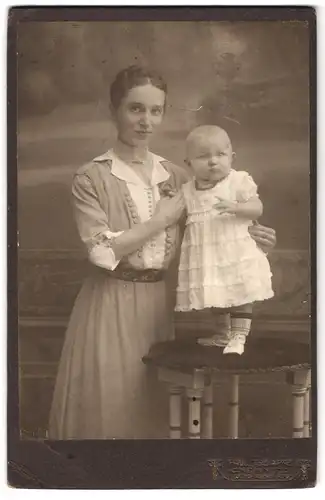Fotografie Paul Tschapke, Chemnitz, Zschopauerstrasse 79, Portrait bürgerliche Dame mit Kleinkind im Arm