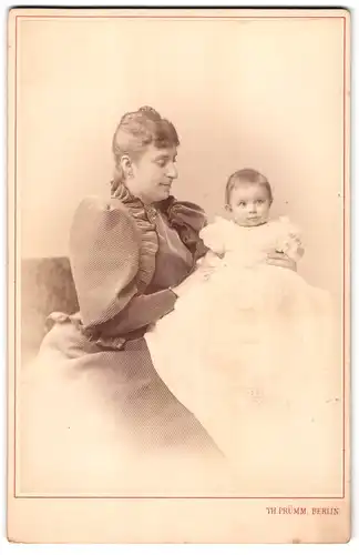 Fotografie Theodor Prümm, Berlin, Unter den Linden 51, Portrait bürgerliche Dame mit Kleinkind im Arm