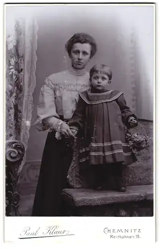 Fotografie Paul Klaus, Chemnitz, Reitbahnstrasse 18, Portrait bürgerliche Dame mit kleinem Mädchen an der Hand