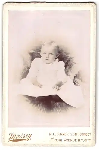 Fotografie Massey, New York City, N. E. Corner 125th Street, Portrait niedliches Kleinkind im weissen Kleid