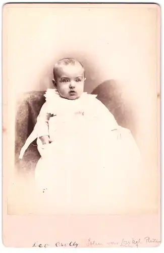 Fotografie Vanderbilt, Sing-Sing, N. Y., Portrait niedliches Kleinkind im langen weissen Kleid