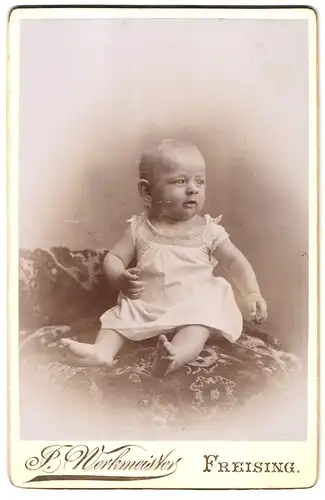 Fotografie J. Werkmeister, Freising, Amtsgerichtsgasse 445, Portrait niedliches Kleinkind im weissen Hemd