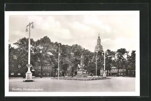 AK Genthin, Hindenburgplatz mit Denkmal